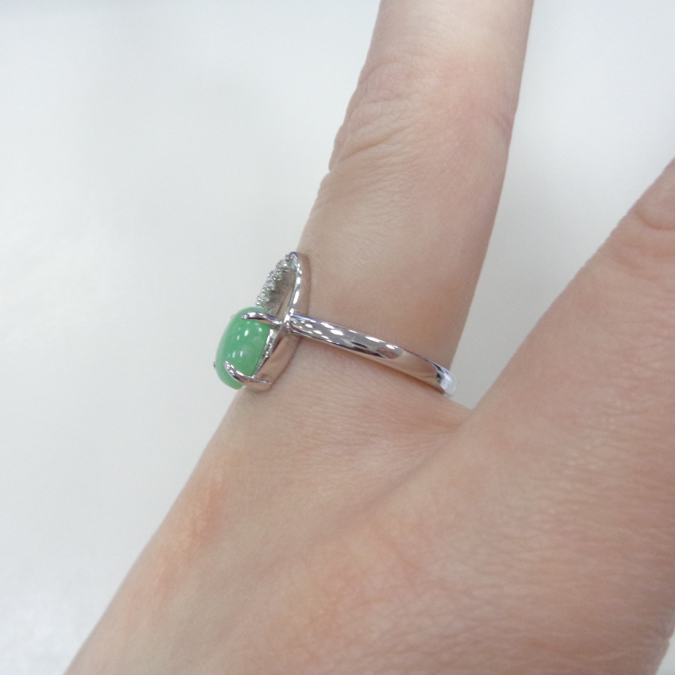 Серебряное кольцо с зеленым халцедоном